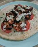 Pan pita (gyros) con pollo y aderezo