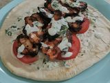 Pan pita (gyros) con pollo y aderezo