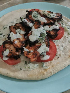 Una foto de Pan pita (gyros) con pollo y aderezo