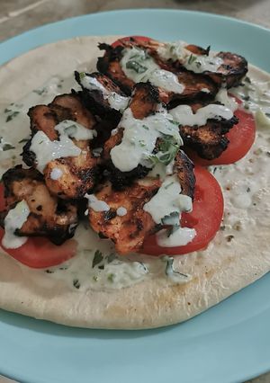 Una foto de Pan pita (gyros) con pollo y aderezo