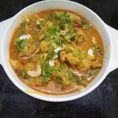 A picture of Kaju Chicken Curry.