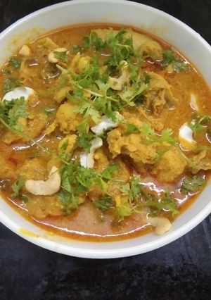A picture of Kaju Chicken Curry.
