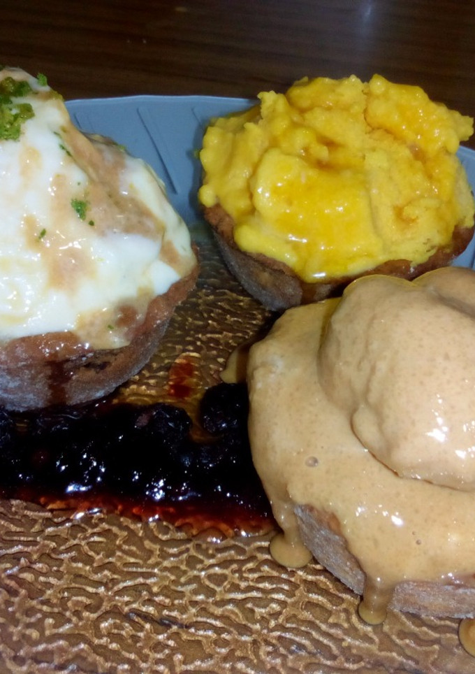 Una foto de Canastitas de brisee dulce con helado de zapallo, dulce de leche y queso crema
