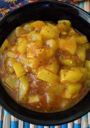 A picture of Kacche aam ki launji (sweet and sour raw mango chutney).