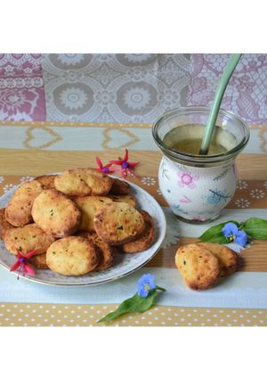 Una foto de Bizcochitos exprés de queso y pesto🧀