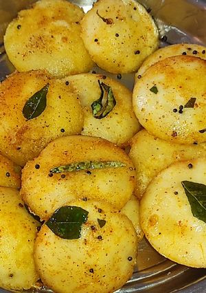 फ्राइड रवा इडली (fried rawa idli recipe in hindi) रेसिपी मुख्य फोटो