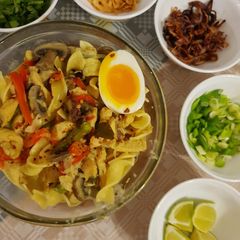 A picture of Burmese Khow Suey.