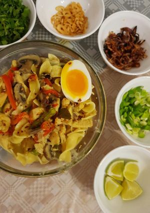 A picture of Burmese Khow Suey.