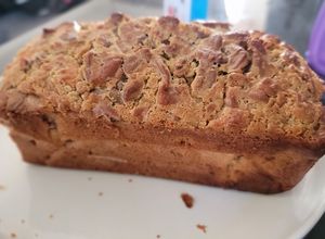 Una foto de Panque de plátano con leche condensada tipo budín