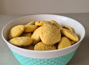Una foto de Galletitas de polenta y limón 🍋