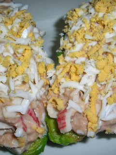 Una foto de Aguacates rellenos palitos de Cangrejo