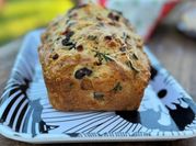 Una foto de budín de aceitunas