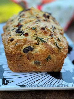 Una foto de Budín salado con gustos (panceta- queso- aceitunas)