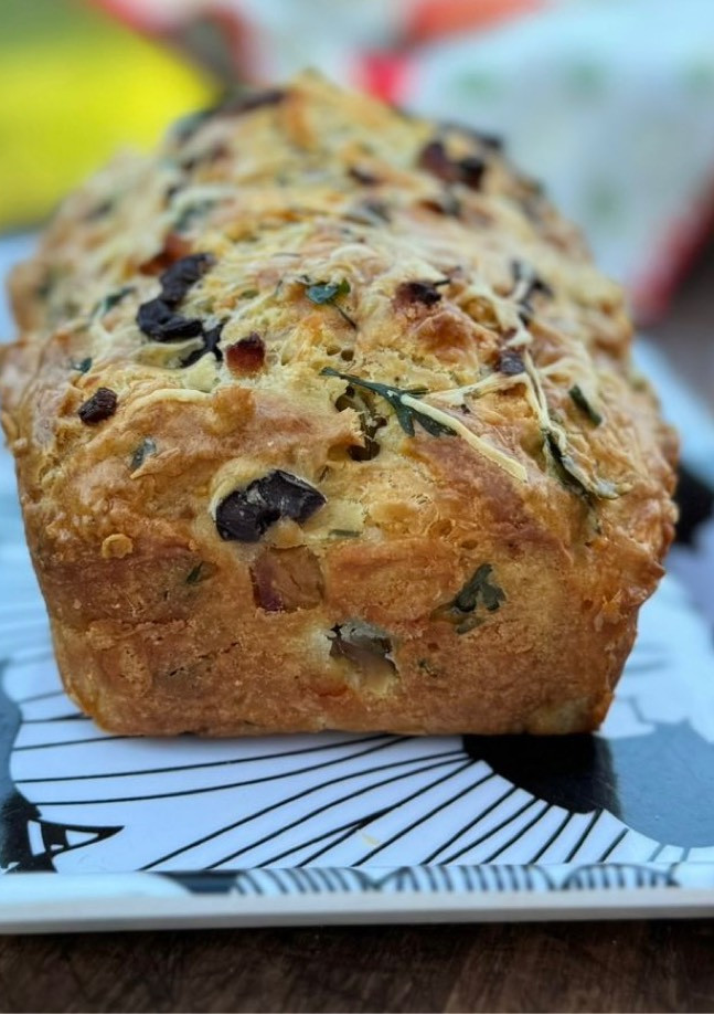 Una foto de Budín salado con gustos (panceta- queso- aceitunas)