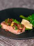 Filetto di Salmone Selvaggio a Vapore con Olive, Pomodori Secchi e Capperi