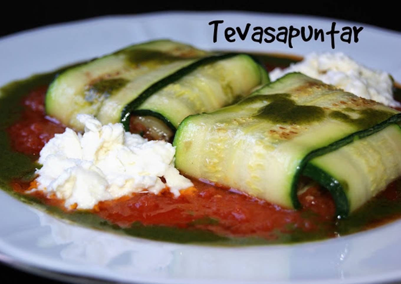 Raviolis de calabacín rellenos de berenjena con salsa arrabiatta