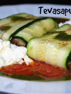 Una foto de Raviolis de calabacín rellenos de berenjena con salsa arrabiatta