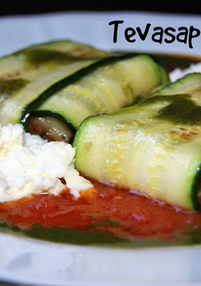 Una foto de Raviolis de calabacín rellenos de berenjena con salsa arrabiatta