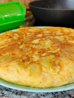 Una foto de Tortilla de patatas saludable y jugosa en estuche de vapor Lékué