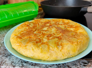 Foto principal de Tortilla de patatas saludable y jugosa en estuche de vapor Lékué