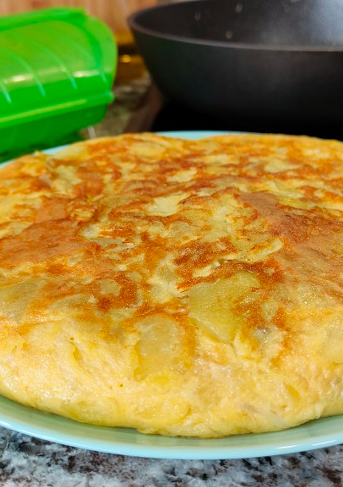 Una foto de Tortilla de patatas saludable y jugosa en estuche de vapor Lékué
