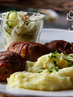Baconbe tekert fasírt recept fotója