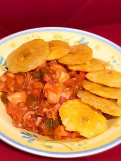 Una foto de Pulpo a la criolla con tostones
