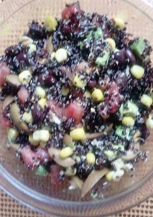 Una foto de Budín de Coliflor y ensalada de Quinoa Negra