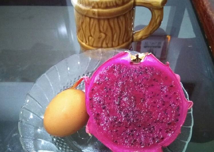 Buah naga and telor rebus#Sarapan(diet bersama saya😉#2)