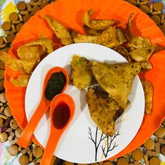 A picture of Veg Samosa (Leftover chapati Instant, crispy, without maida).