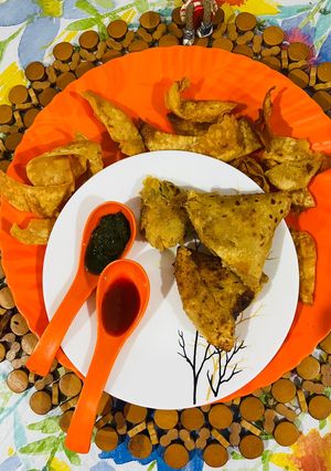 A picture of Veg Samosa (Leftover chapati Instant, crispy, without maida).