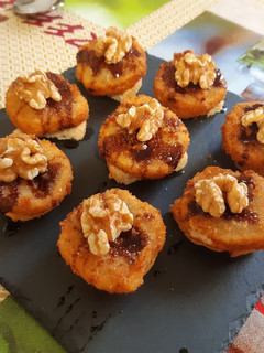 Una foto de Tosta de queso frito, miel de caña y nueces