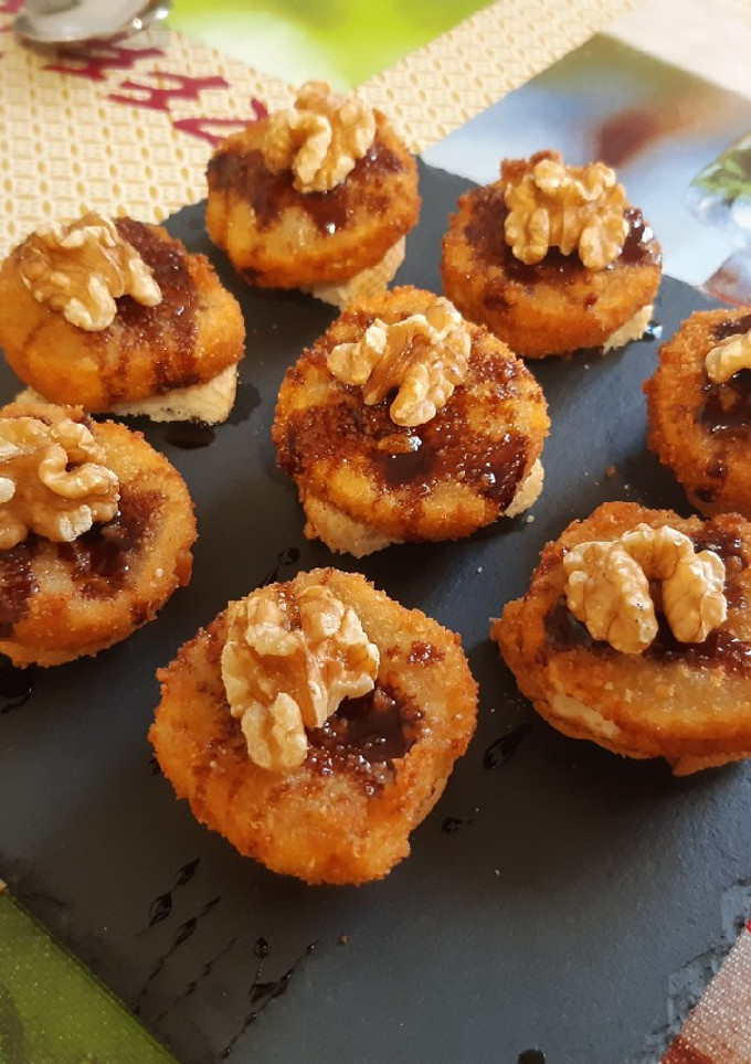 Una foto de Tosta de queso frito, miel de caña y nueces