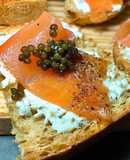 Toast Cá Hồi Xông Khói và Trứng Cá Tầm/ Caviar, Smoked Salmon & Herb Cream Cheese Toast