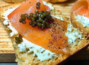 Hình của món Toast Cá Hồi Xông Khói và Trứng Cá Tầm/ Caviar, Smoked Salmon & Herb Cream Cheese Toast.