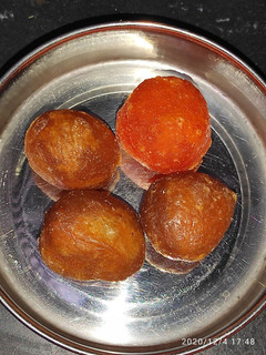 गुलाब जामुन (gulab jamun recipe in Hindi) रेसिपी मुख्य फोटो