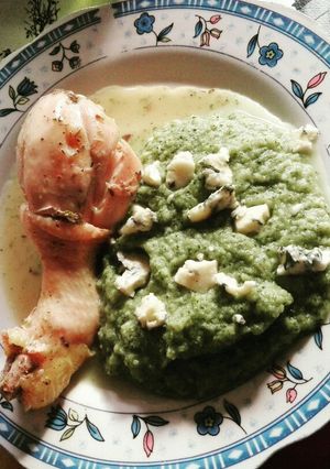 Una foto de Pollo con hierbas al vino blanco y puré de brócoli con quesoAzul