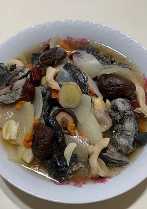 洋蔥🧅菇菇烏骨雞蒜頭雞湯（大同電鍋料理） 的食譜成品照片