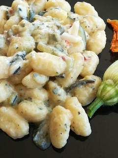 Foto di Gnocchi con crema di zucchine, speck e gorgonzola 😋