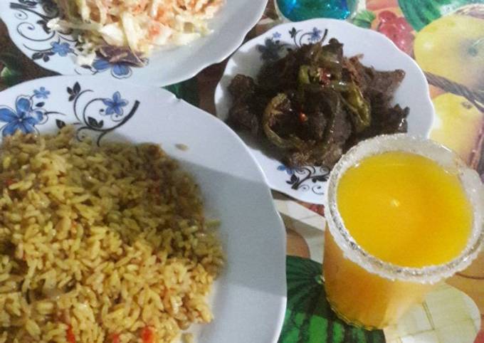 Small vegetable rice with grilled meat souce da mango juice