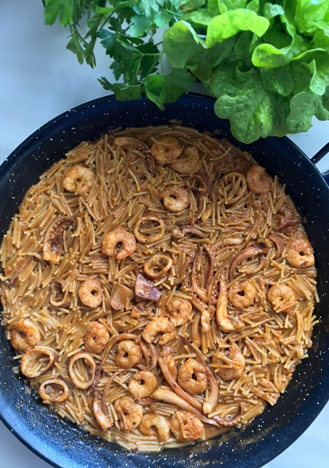 Una foto de Fideuà con gambones y calamar
