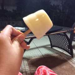 Una foto de Paletas de leche 3 ingredientes 🥛🍭