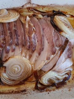 Una foto de Lomo con cebolla al horno