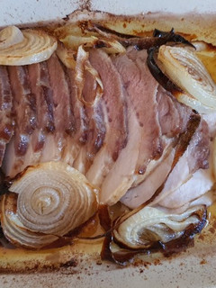 Una foto de Lomo con cebolla al horno