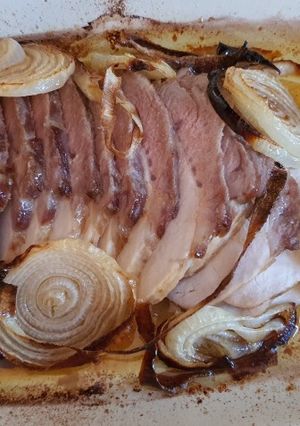Una foto de Lomo con cebolla al horno