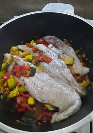 Una foto de Pescado fácil a la cacerola con verduras
