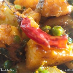 A picture of Aloo matar.
