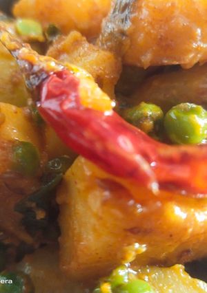 A picture of Aloo matar.