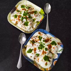 A picture of Dahi Vada / Dahi bhalla.