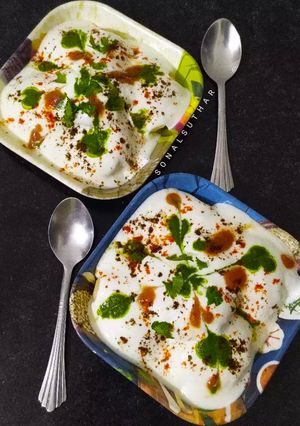 A picture of Dahi Vada / Dahi bhalla.